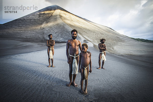Mann geselliges Beisammensein Vulkan Dorf Vanuatu Tanna Insel