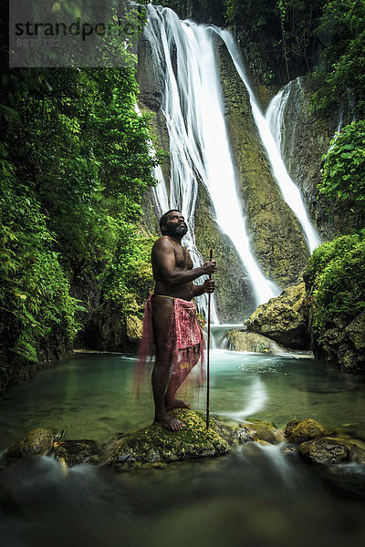 Mann Tradition Insel Wasserfall Fokus auf den Vordergrund Fokus auf dem Vordergrund Kostüm - Faschingskostüm Verkleidung Tanna Insel