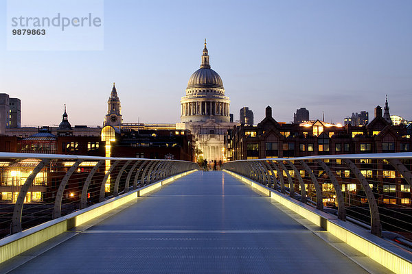 Millenium-Brücke und Kathedrale St. Pauls; London  England