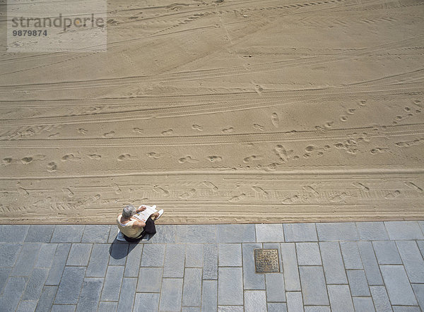 Frau sitzend Ecke Ecken Strand Weg vorlesen