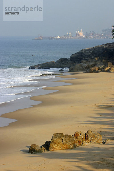 entfernt Strand Gebäude Küste vorwärts Kerala