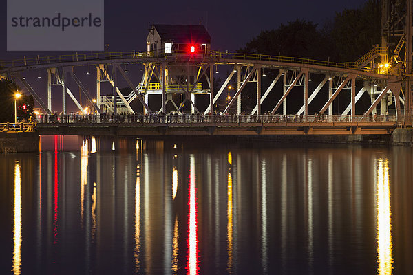 stehend spannen Mensch Menschen Nacht Weg Brücke Beleuchtung Licht vorwärts Welland Ontario