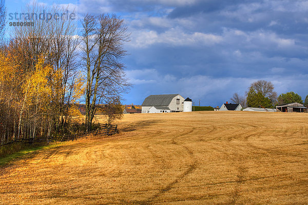 spät Feld Scheune Herbst Kanada Quebec