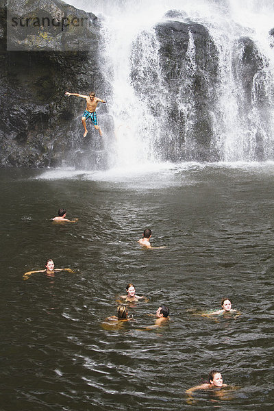 geselliges Beisammensein Spiel Touristin Wasserfall Hochebene