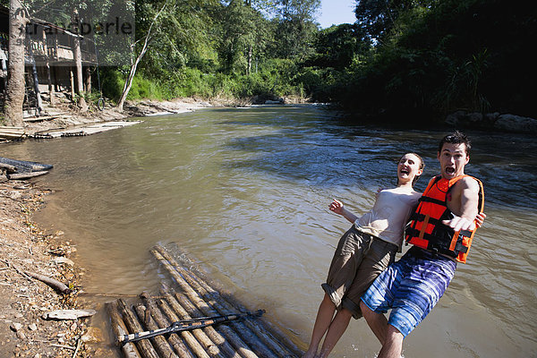 Tourist Fluss jung Bambus Rafting
