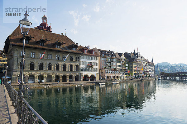 Gebäude Fluss vorwärts Luzern