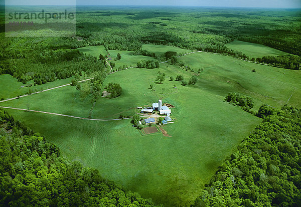 Vereinigte Staaten von Amerika USA nahe grün Überfluss Landwirtschaft umgeben Wiese Ansicht Bauernhof Hof Höfe Luftbild Fernsehantenne Michigan
