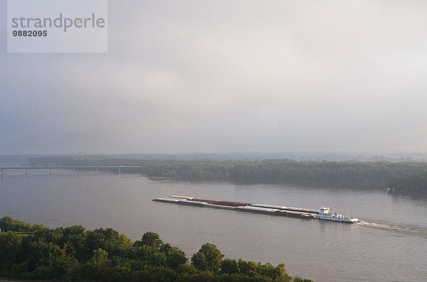 Vereinigte Staaten von Amerika USA nahe Getreide Morgen Landwirtschaft Fluss früh Navigation Containerschiff Mississippi Missouri Bewölkung bewölkt bedeckt