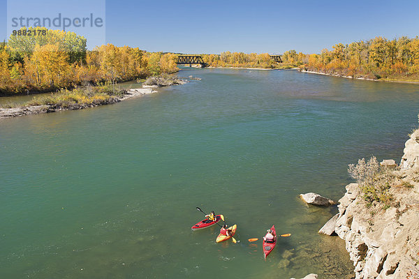 Farbaufnahme Farbe Baum Fluss Herbst Kajakfahrer Alberta Calgary breit