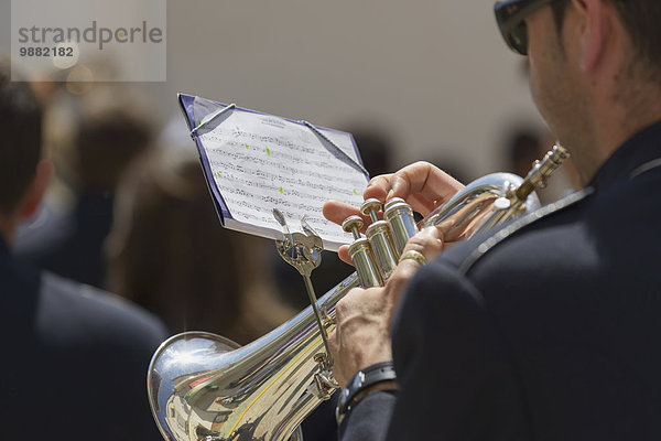 Mann Musik Sevilla Klassisches Konzert Klassik spielen Semana Santa Trompete