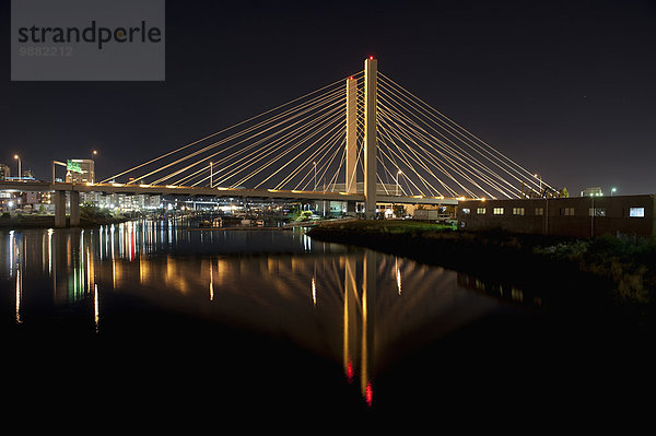 Vereinigte Staaten von Amerika USA Nacht über Straße Spiegelung Brücke Wasserweg hängen Tacoma