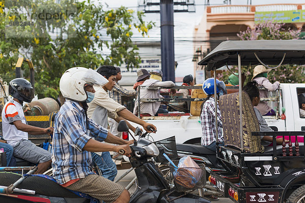 Außenaufnahme Straße beschäftigt Pendler Motorrad Markt Siem Reap