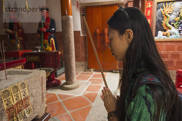 junge Frau junge Frauen Angebot Gebet chinesisch fünfstöckig Buddhismus Weihrauch