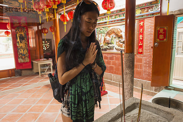 junge Frau junge Frauen Angebot Gebet chinesisch fünfstöckig Buddhismus Weihrauch