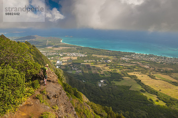 stehend Mann Fröhlichkeit Tag Amerika Ecke Ecken Wolke Steilküste Stadt Ansicht Verbindung Seitenansicht Hawaii Oahu Prozess