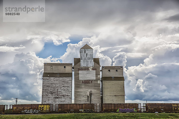 hoch oben Ländliches Motiv ländliche Motive Getreide Wolke Gebäude Aufzugsanlage Saskatchewan Gewitterwolke