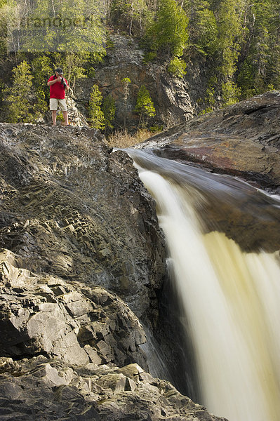 Mann Landschaftlich schön landschaftlich reizvoll Fluss fotografieren Wasserfall