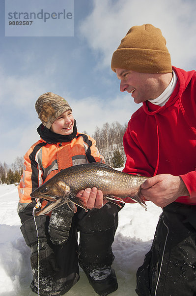 Winter Menschlicher Vater Sohn fangen Eis Bach angeln groß großes großer große großen Forelle