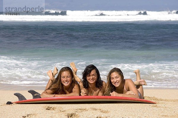 liegend liegen liegt liegendes liegender liegende daliegen Strand Surfboard Mädchen