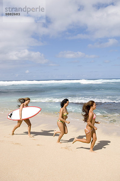 Strand rennen Surfboard Mädchen