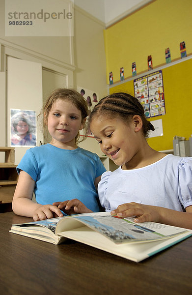 Zusammenhalt Klassenzimmer jung Mädchen vorlesen