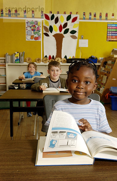 Schreibtisch 5 Klassenzimmer Mädchen alt vorlesen Jahr