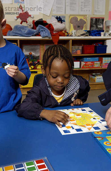 4 Puzzle Klassenzimmer Mädchen alt spielen Jahr