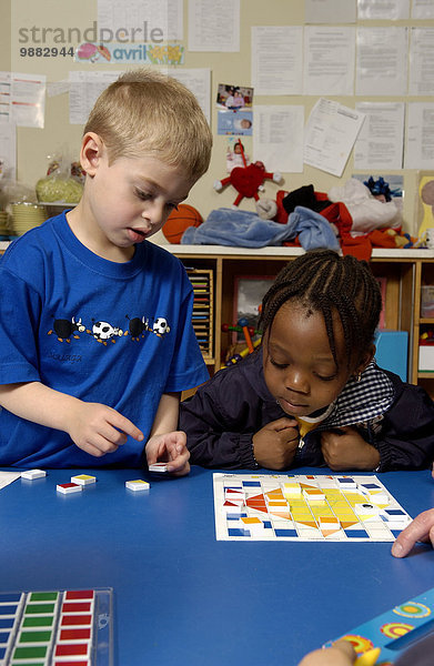 4 Junge - Person Puzzle Klassenzimmer Mädchen alt spielen Jahr