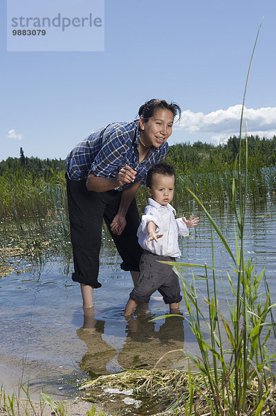 stehend Wasser Fischschwarm Sohn See seicht amerikanisch Ethnisches Erscheinungsbild Mutter - Mensch