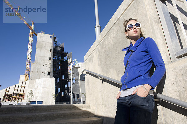 Außenaufnahme stehend junge Frau junge Frauen bauen Mensch unterhalb Museum kanadisch