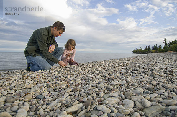 Wasserrand Felsen Menschlicher Vater See jung Tochter Hecla-Grindstone Provincial Park