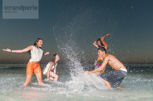 Freundschaft Strand jung Spaß