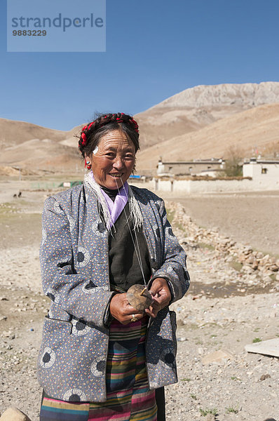 leer Frau Berg Pose trocken Hintergrund Öde Tibet