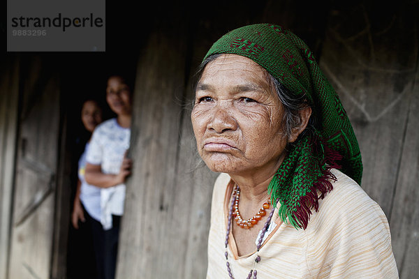 Außenaufnahme sitzend stehend Frau Mensch Menschen Eingang Gebäude Hügel Hintergrund Volksstamm Stamm vietnamesisch