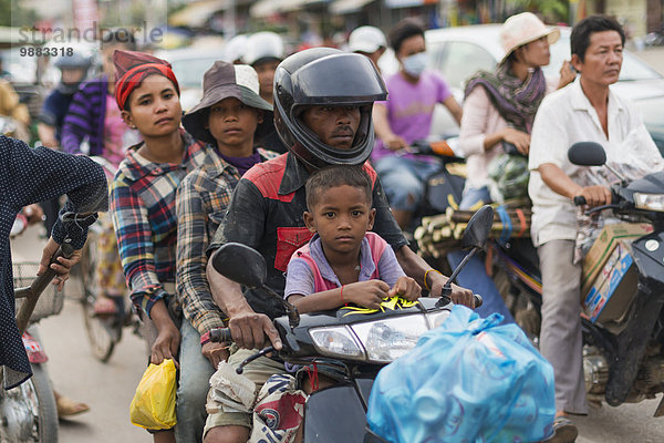 Außenaufnahme 4 Mensch Menschen Straße beschäftigt Motorrad Markt Siem Reap