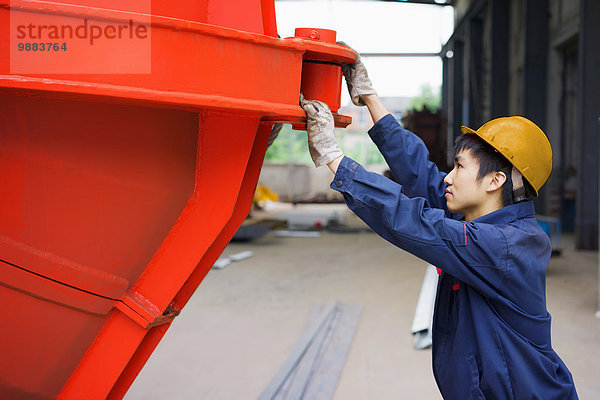 Mitarbeiter in der Kranfertigung  China