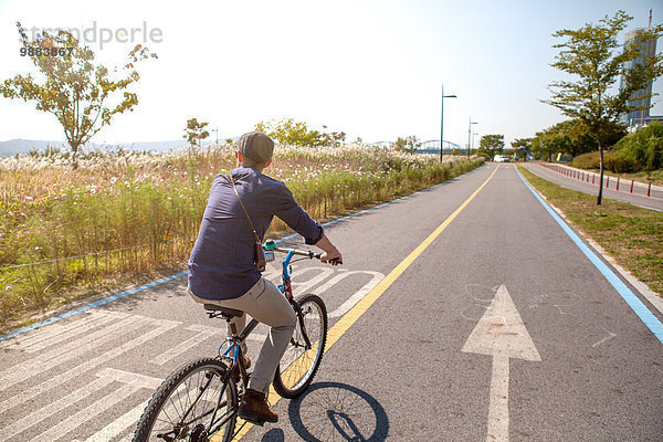 Radfahren auf der Straße  Seoul  Südkorea