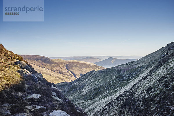 Blick auf das Tal am frostigen Morgen  Hope Valley  Peak District  UK