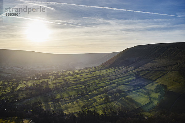 Blick auf das Tal bei Sonnenaufgang  Hope Valley  Peak District  UK