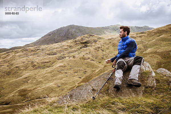 Junger Wanderer mit Blick auf die Landschaft  The Lake District  Cumbria  UK