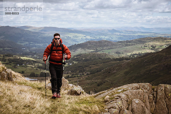 Junge männliche Wanderer beim Bergwandern  The Lake District  Cumbria  UK