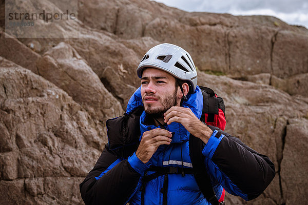 Junger Kletterer auf Felsbefestigungshelm  The Lake District  Cumbria  UK