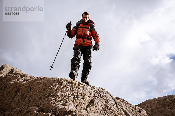 Tiefblick auf junge männliche Wanderer auf Felsen  The Lake District  Cumbria  UK