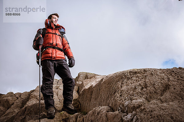Junge männliche Wanderer mit Blick auf die Felsen  The Lake District  Cumbria  UK
