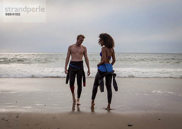 Schönes junges Surferpaar am Strand  Playa Del Rey  Kalifornien  USA