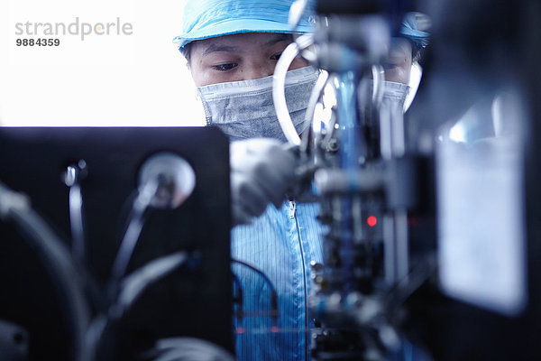 Arbeiter in der E-Zigaretten-Batteriefabrik  Guangdong  China