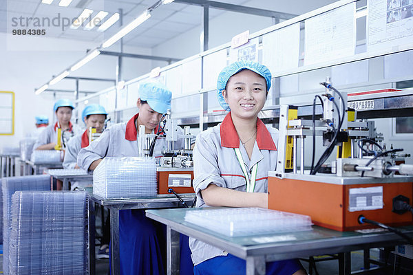 Arbeiter in der E-Zigaretten-Batteriefabrik  Guangdong  China