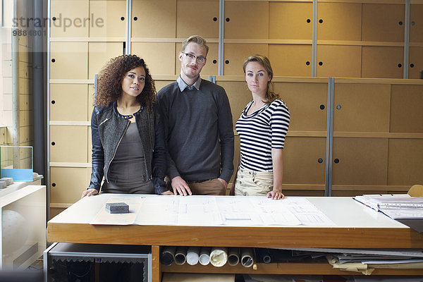 Porträt von drei jungen Designern im Kreativbüro