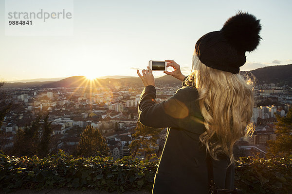 Mittlere erwachsene Frau fotografiert am Telefon  Graz  Steiermark  Österreich