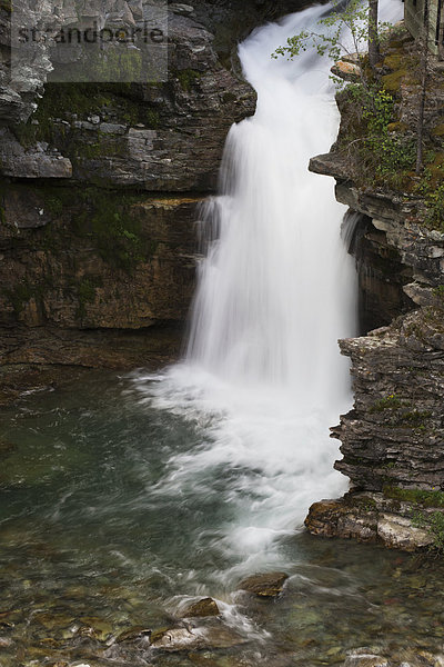 Felsbrocken schneiden Steilküste Wasserfall Waterton Lakes Nationalpark Alberta Kanada